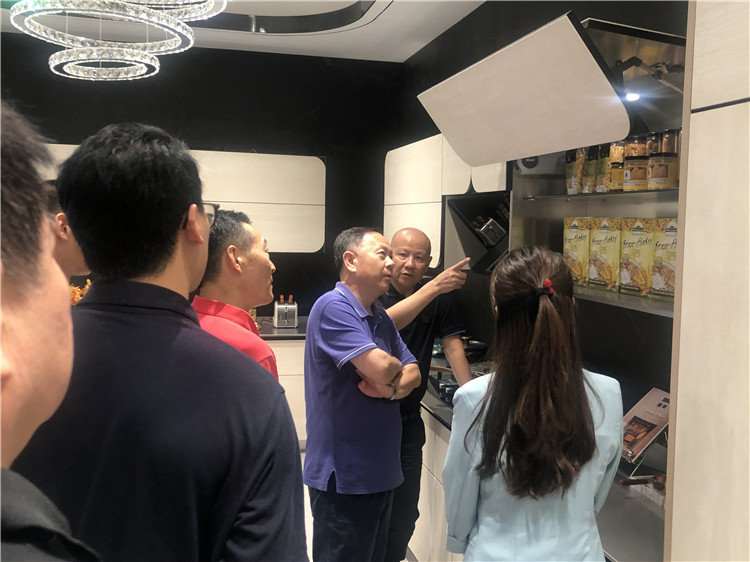 企业动态 | 佛山副市长等领导莅临豪利777参观考察