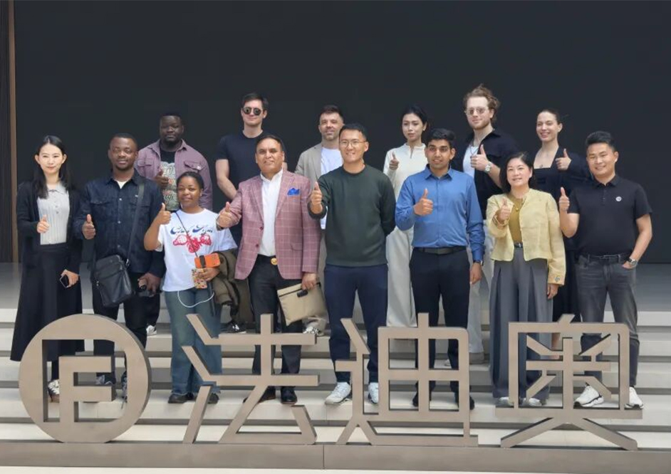 海外达人组团打卡豪利777，向世界展示高端不锈钢全屋定制的力量！